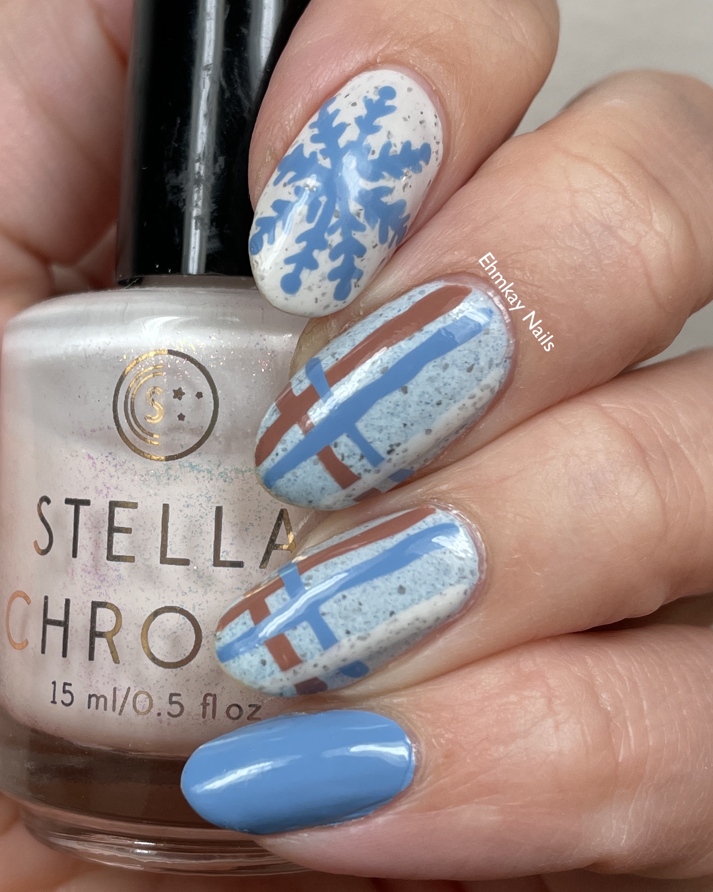 Short Oval Speckled Blue Snowflake Stripes — Winter Nail Designs