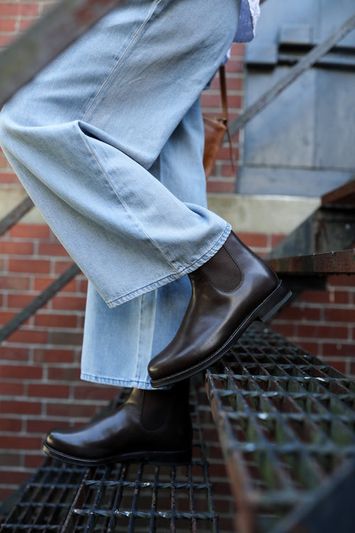 Wide-Leg Jeans and Collared Shirt with Brown Chelsea Boots Wide-Leg Jeans and Collared Shirt with Brown Chelsea Boots β Chelsea Boots Outfits