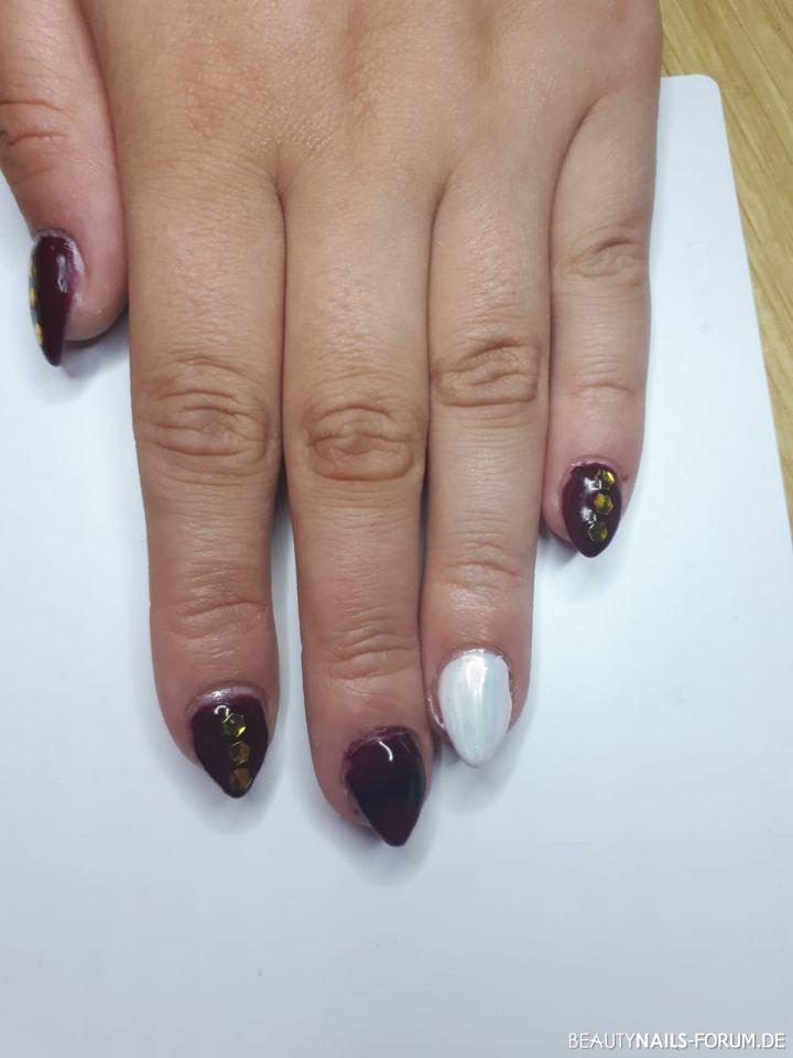 Gold Foil Accents On Accent Nail Visual Idea — Short Winter Almond Nails