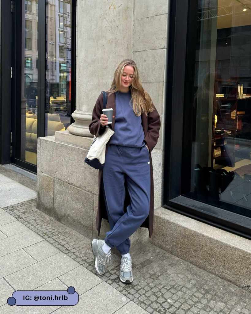 Blue Sweatpants with Long Brown Coat and Grey Sneakers Blue Sweatpants with Long Brown Coat and Grey Sneakers β Sweatpants Outfits