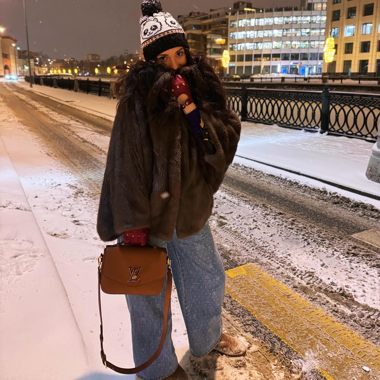 Cozy Winter Streetwear with a Fur Coat and Denim — Winter Streetwear Outfits