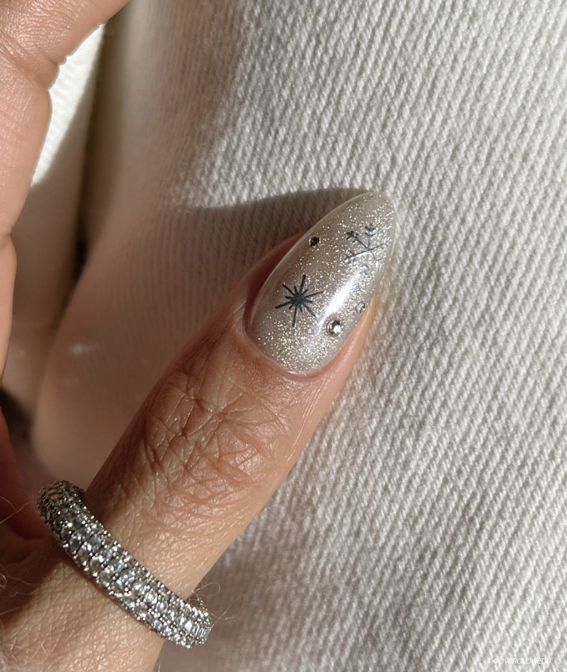 Snowflake Glitter Rounded Nails Snowflake Glitter Rounded Nails β NYE Nails 2027