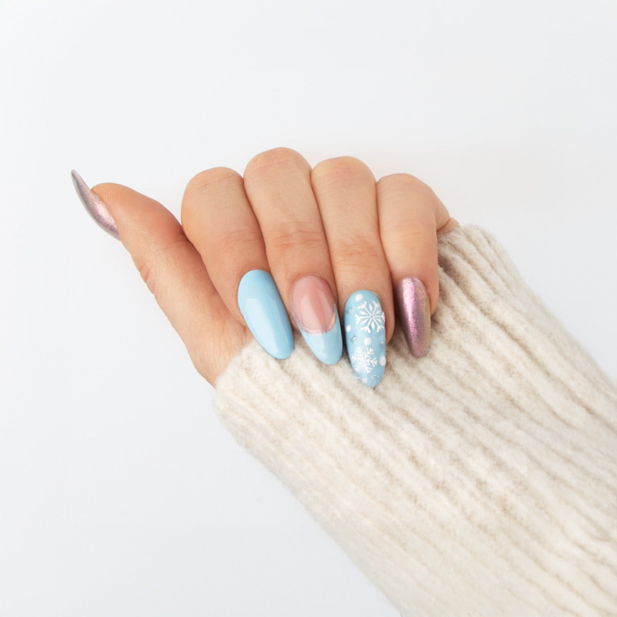 Light Blue Almonds with Delicate White Snowflakes Light Blue Almonds with Delicate White Snowflakes β Snowflake Nails