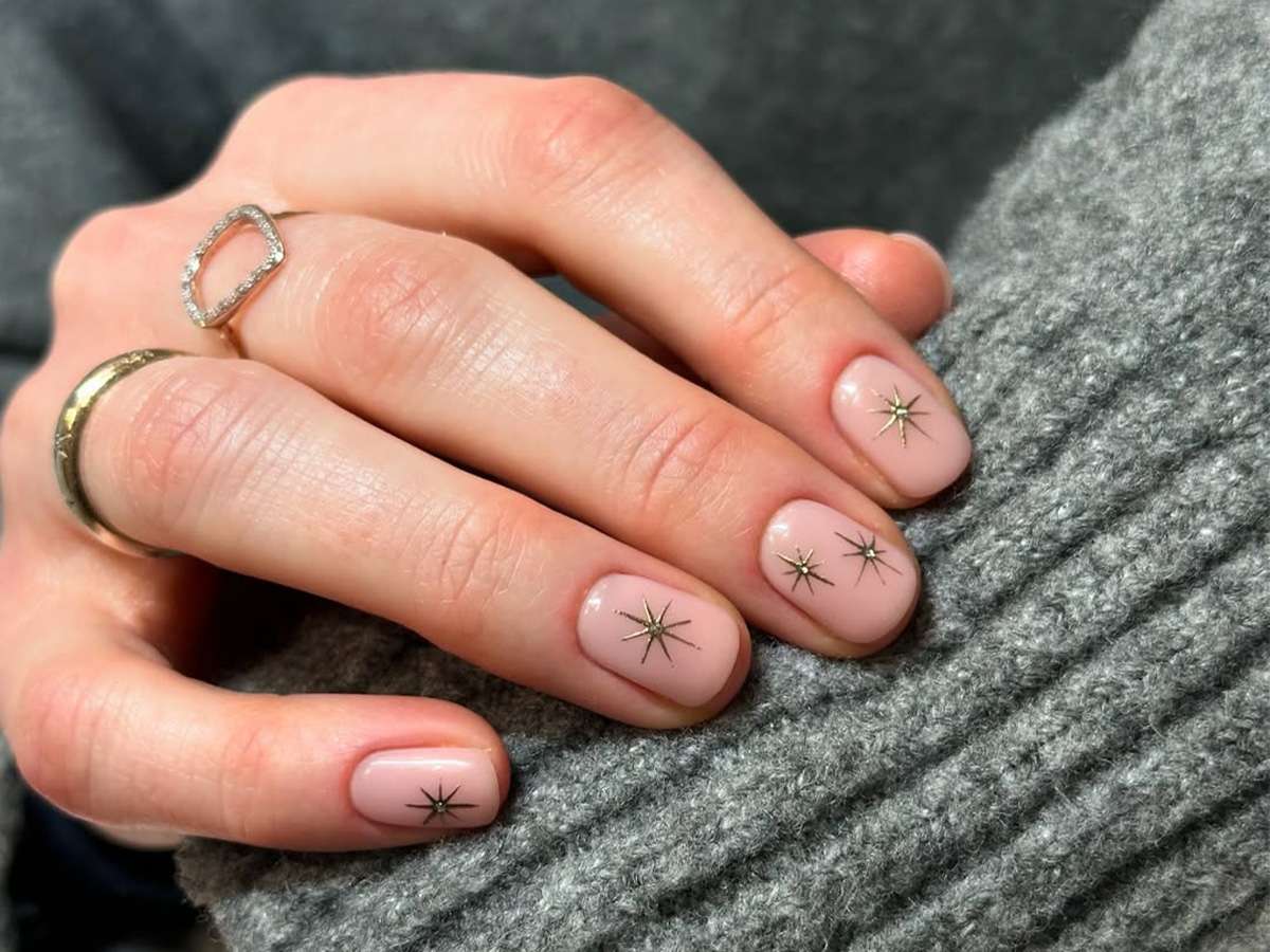 Soft Pink with Gold Starbursts Soft Pink with Gold Starbursts β Clean Girl Winter Nails