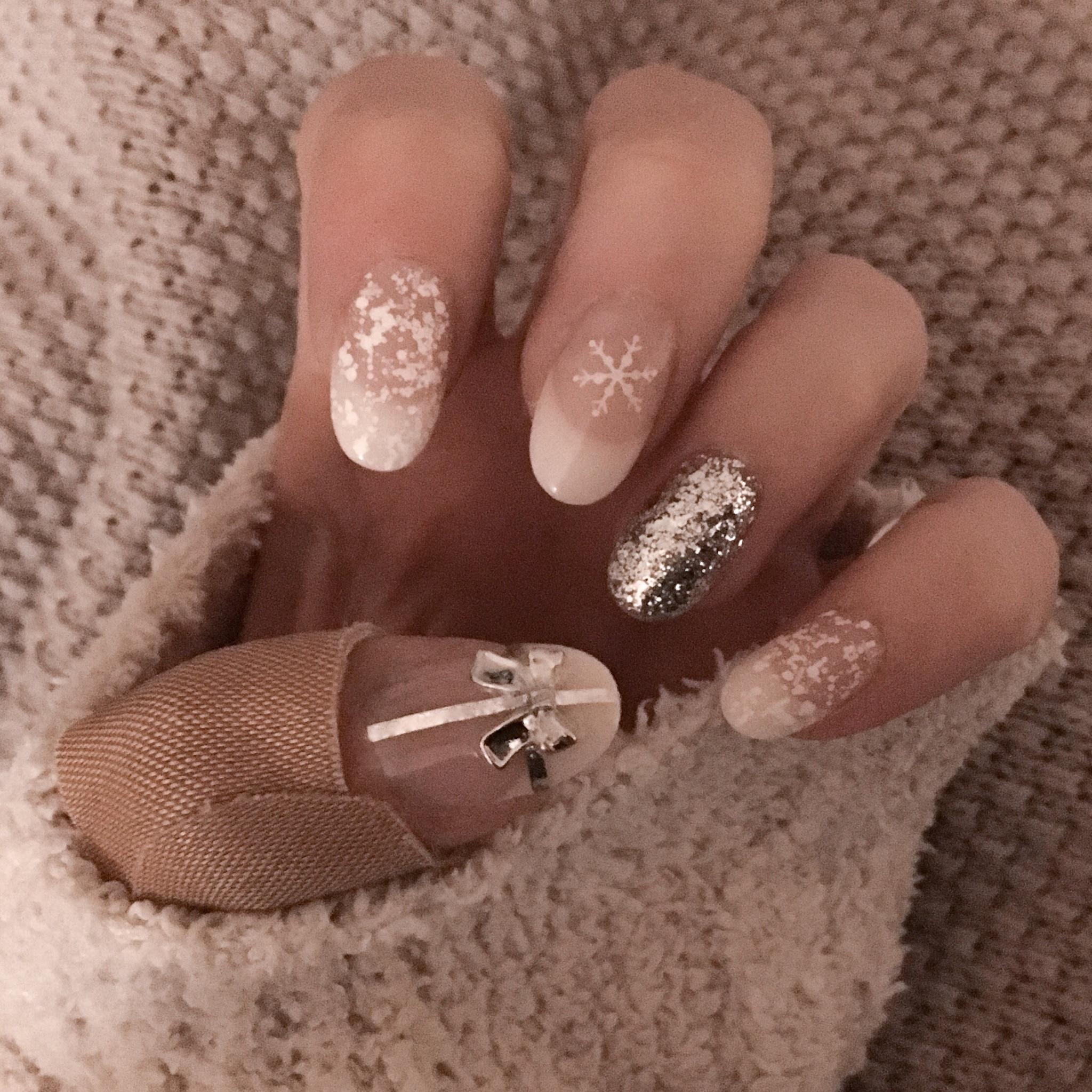 Medium Oval Snowflake Bow Charm Medium Oval Snowflake Bow Charm β Winter Nail Art Simple
