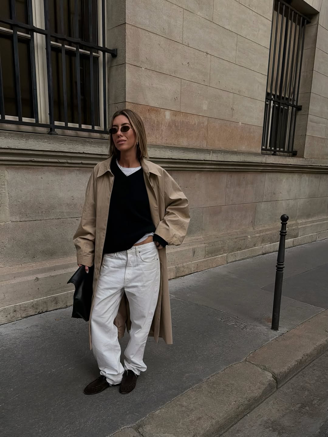 Layered Black V-Neck Sweater Under a Trench Coat Layered Black V-Neck Sweater Under a Trench Coat β Sweater Outfits