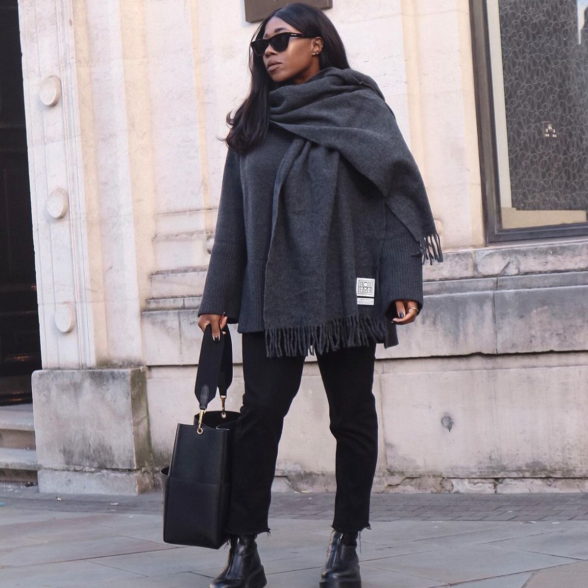 Oversized Sweater and Scarf with Black Chelsea Boots Oversized Sweater and Scarf with Black Chelsea Boots β Chelsea Boots Outfits