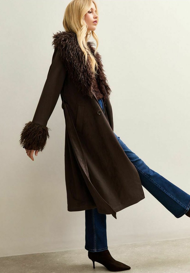 Casual Daytime Dark Brown Coat with Faux Fur Collar: Comfort Trade-off — Faux Fur Coat Outfits