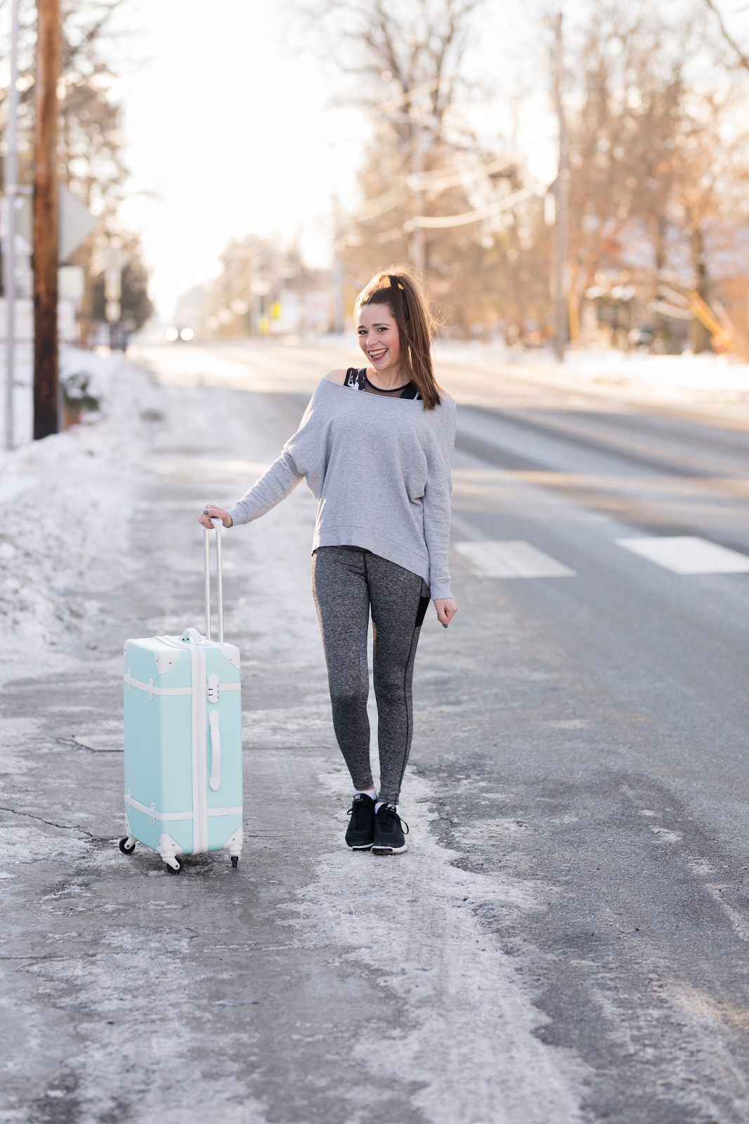 Grey Off-the-Shoulder Sweatshirt with Leggings for a Relaxed Airport Look Grey Off-the-Shoulder Sweatshirt with Leggings for a Relaxed Airport Look β Winter Airport Outfits