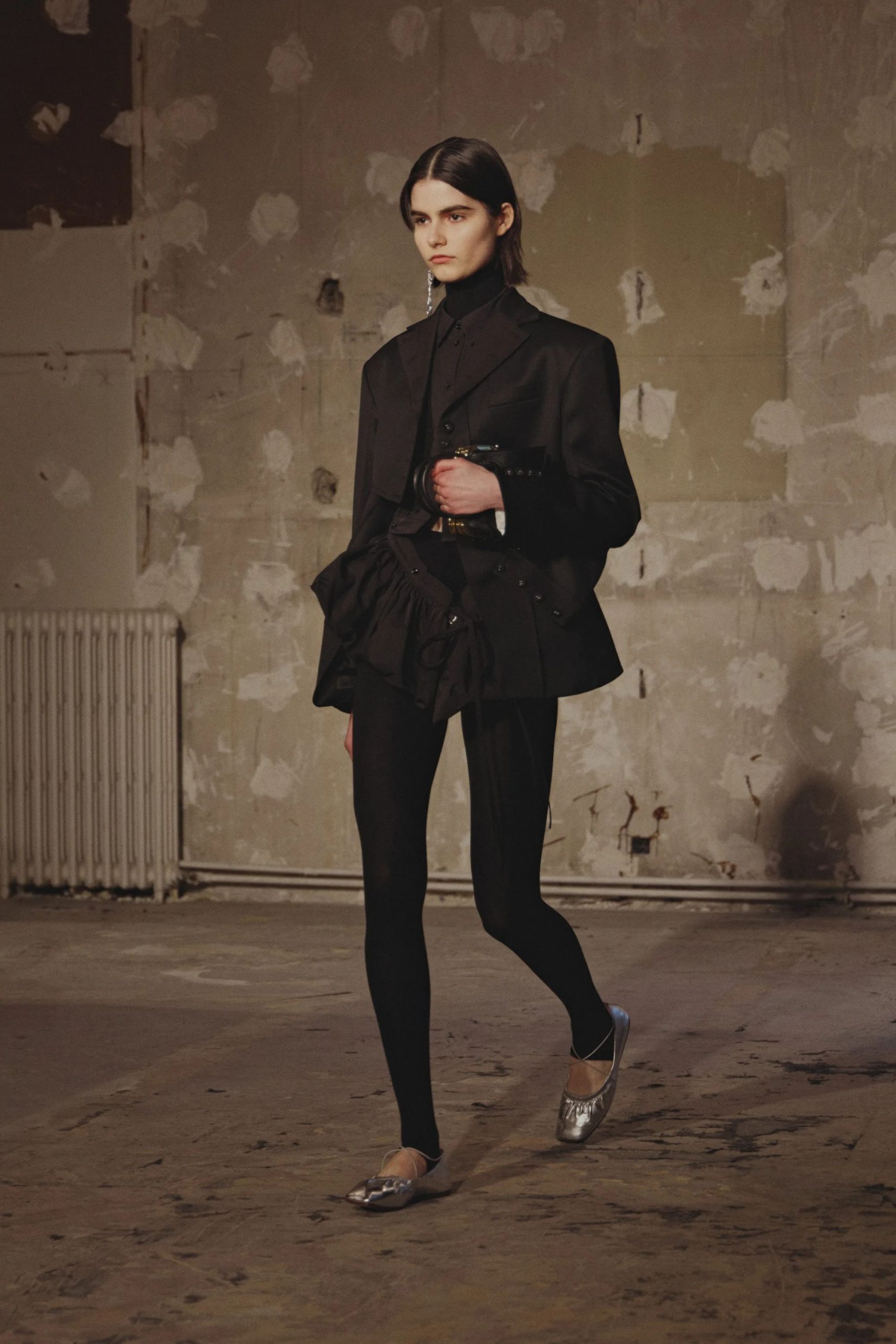 Editorial Sharpness: Fitted Black Leggings with Structured Blazer and Ballet Flats Editorial Sharpness: Fitted Black Leggings with Structured Blazer and Ballet Flats β Winter Outfits with Leggings