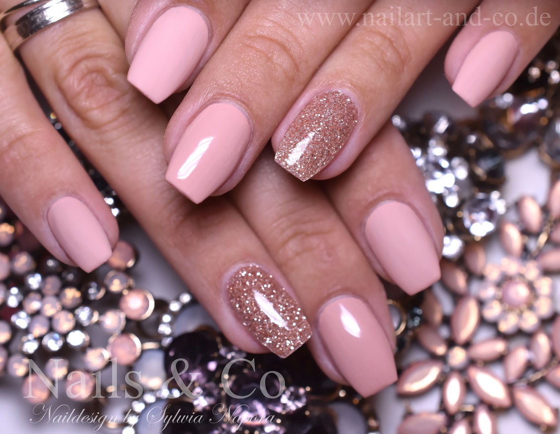 Glitter Accent On Two Nails Visual Idea — Winter Gel Nail Colors