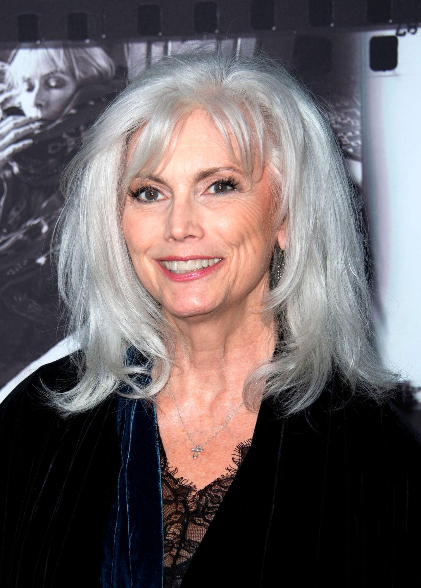 Collarbone Layered Lob With Gray Highlights Collarbone Layered Lob With Gray Highlights β Gray Blending Highlights