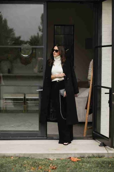 Long Black Wool Coat with Chain Belt for a Chic City Ensemble Long Black Wool Coat with Chain Belt for a Chic City Ensemble β Black Coat Outfits