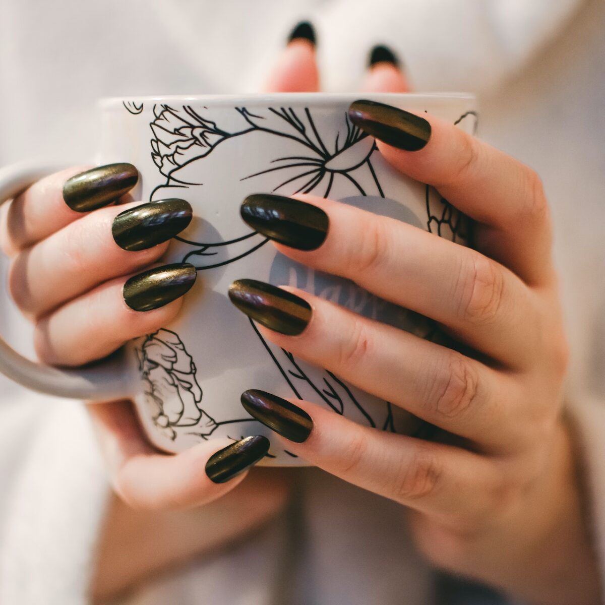 Captivating Color-Shift Chrome Captivating Color-Shift Chrome β Long Winter Nails