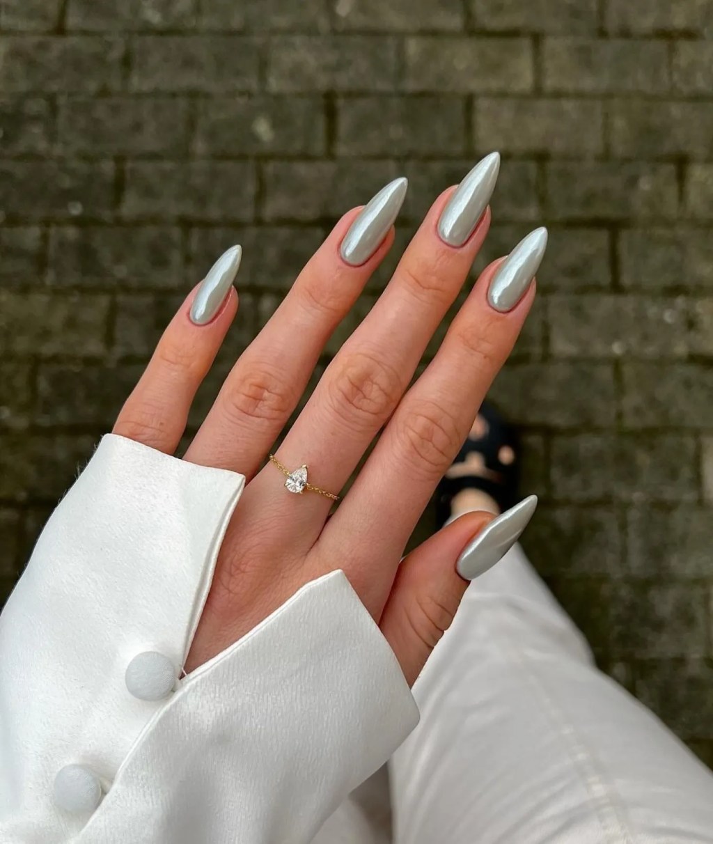 Pale Silver Stiletto Chrome Nails Pale Silver Stiletto Chrome Nails β Winter Chrome Nails