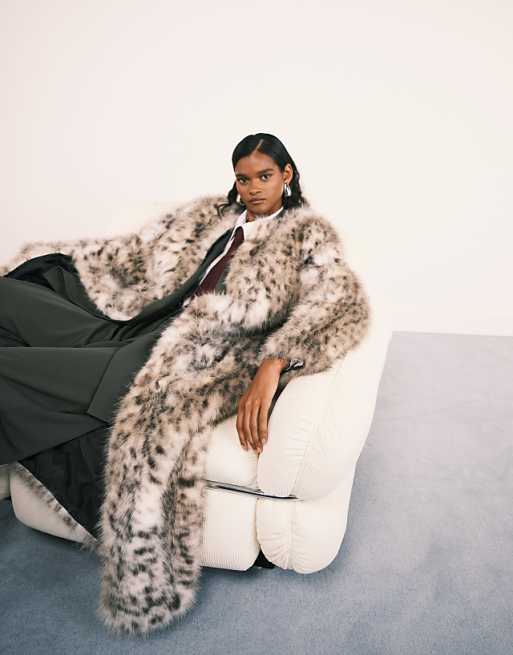 Voluminous Leopard Print Faux Fur Coat Over Dark Trousers Voluminous Leopard Print Faux Fur Coat Over Dark Trousers β Leopard Coat Outfits
