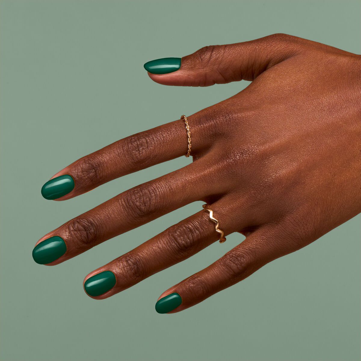 Solid Color Vibrant Deep Emerald Glossy Oval Solid Color Vibrant Deep Emerald Glossy Oval β Emerald Green Nails