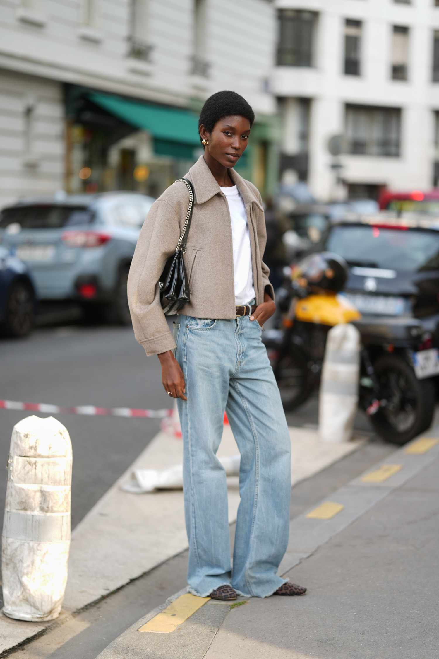 Smart Casual: Light Wide Leg Jeans with Cropped Jacket — Winter Outfits with Wide Leg Jeans