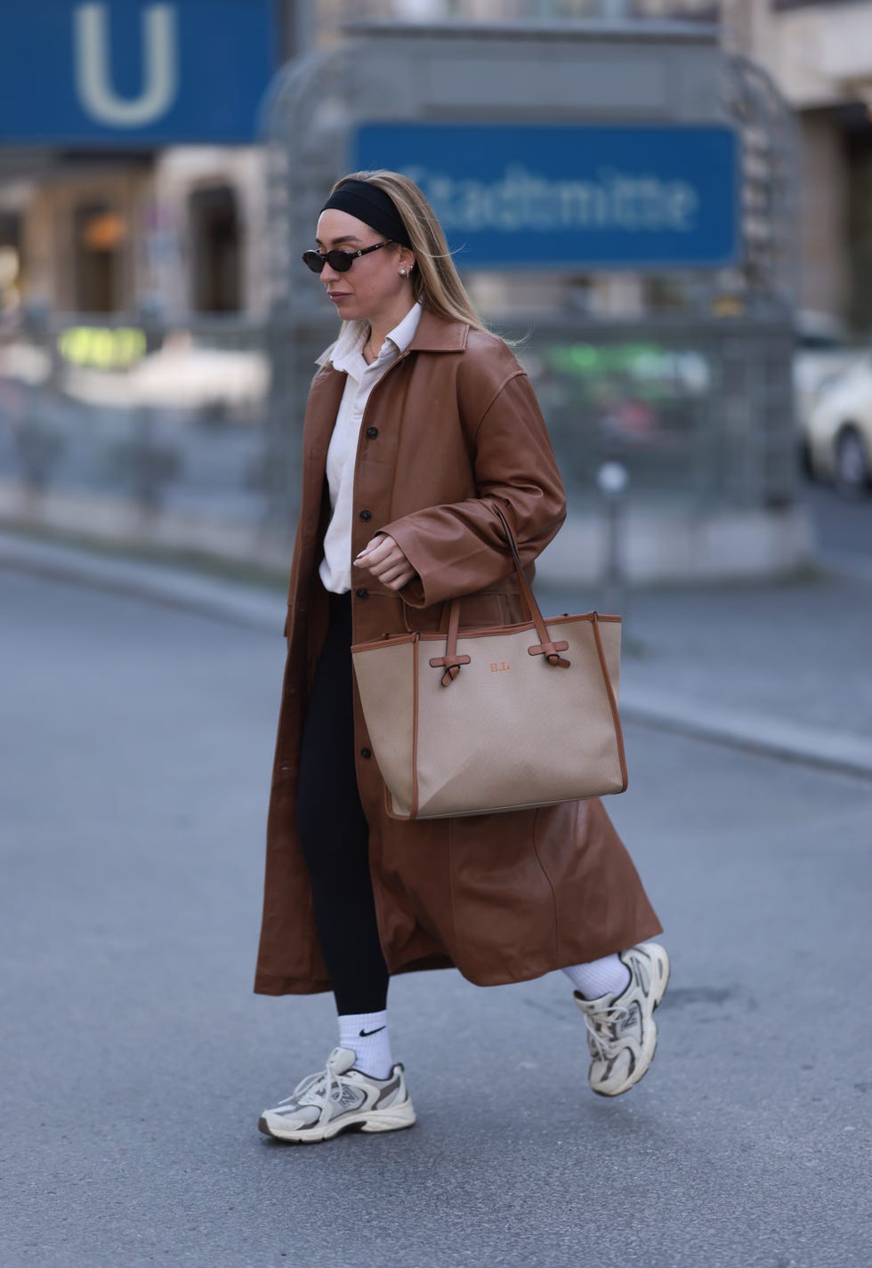 Brown Leather Trench Coat with Polo and Leggings for Chic Airport Travel Brown Leather Trench Coat with Polo and Leggings for Chic Airport Travel β Winter Airport Outfits