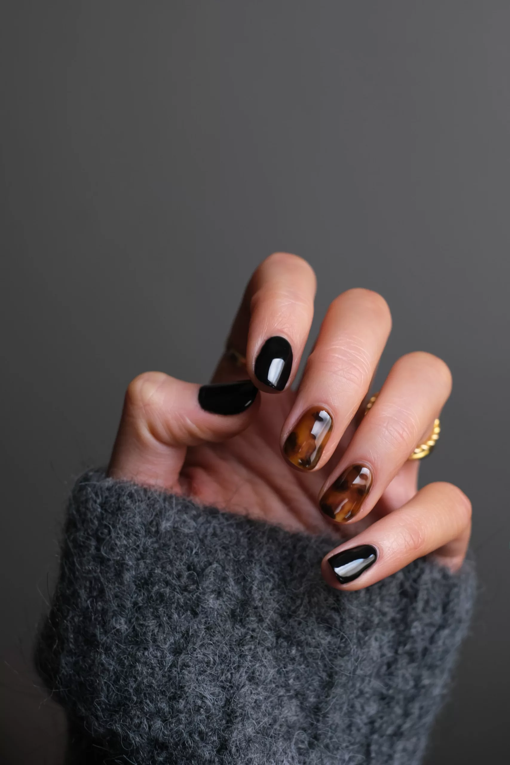 Black Tortoiseshell Pattern Glossy Nails — Short Winter Nails