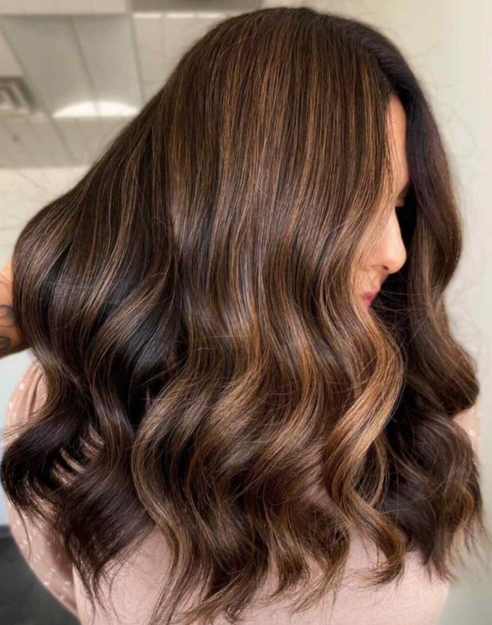 Collarbone Layers with Caramel Highlights — Winter Haircuts for Wavy Hair