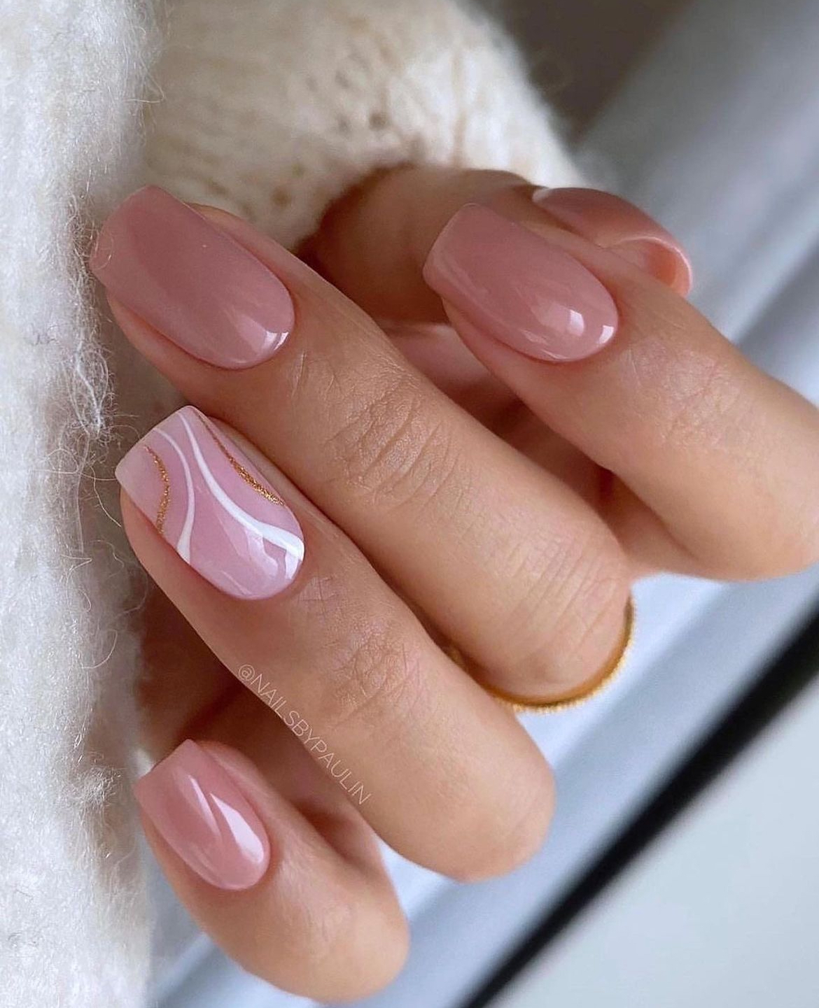 Dusty Rose with White Gold Marble Accent Dusty Rose with White Gold Marble Accent β Classy Short Winter Nails