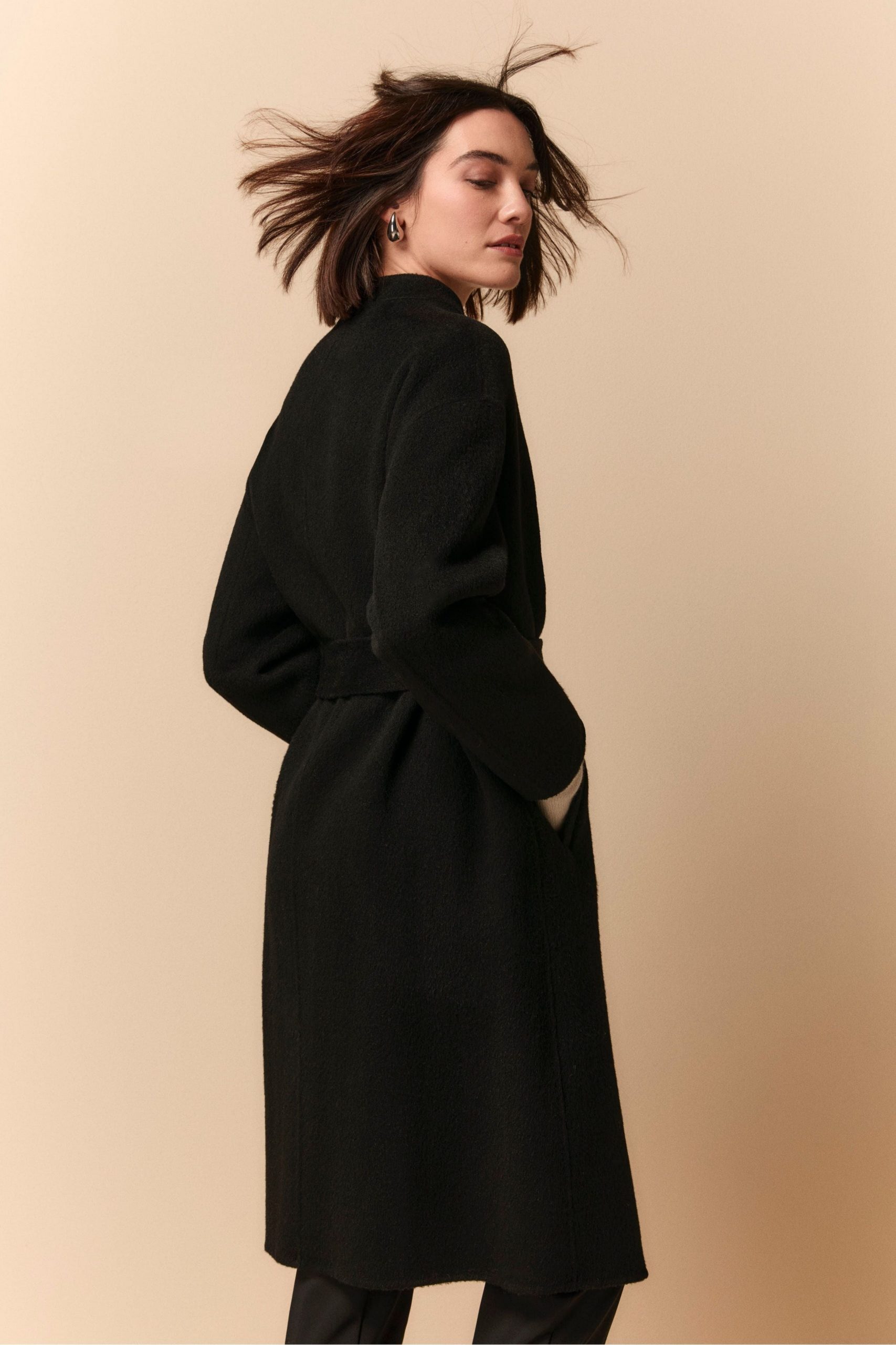 Brown Shearling Coat Styled with Skinny Jeans and Black Boots — Shearling Coat Outfits