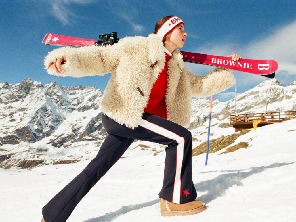 Fluffy Cream Jacket and Navy Ski Pants for a Chic Ski Look Fluffy Cream Jacket and Navy Ski Pants for a Chic Ski Look — Ski Outfits