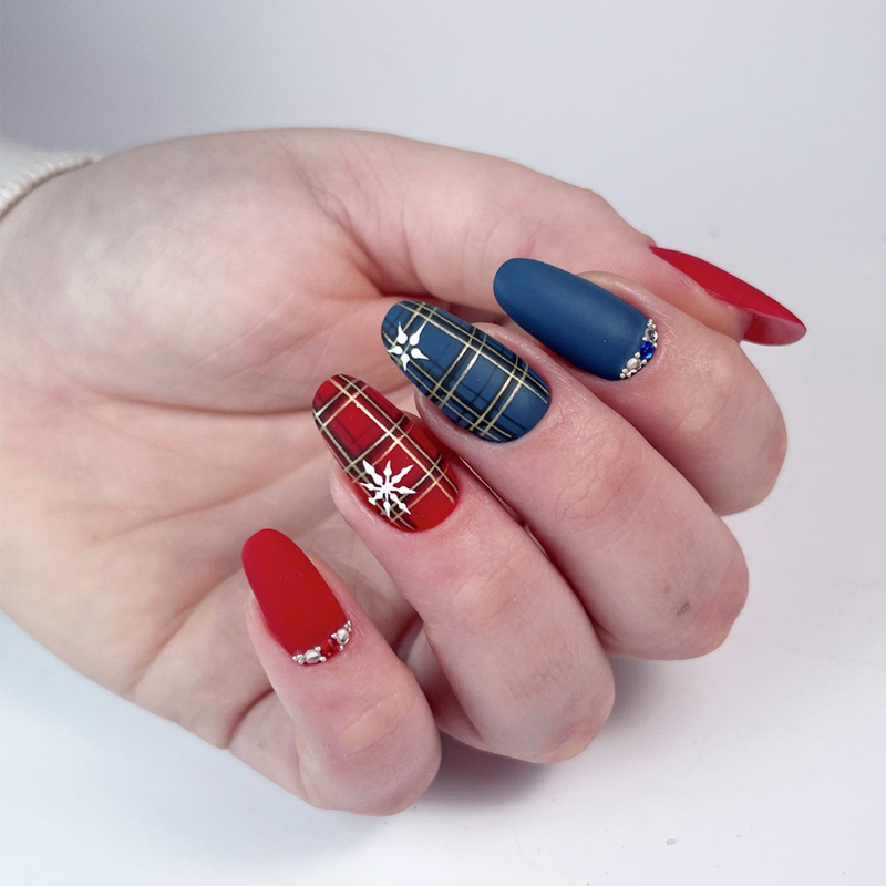 Festive Matte Winter Plaid & Snowflakes Festive Matte Winter Plaid & Snowflakes β Long Winter Nails