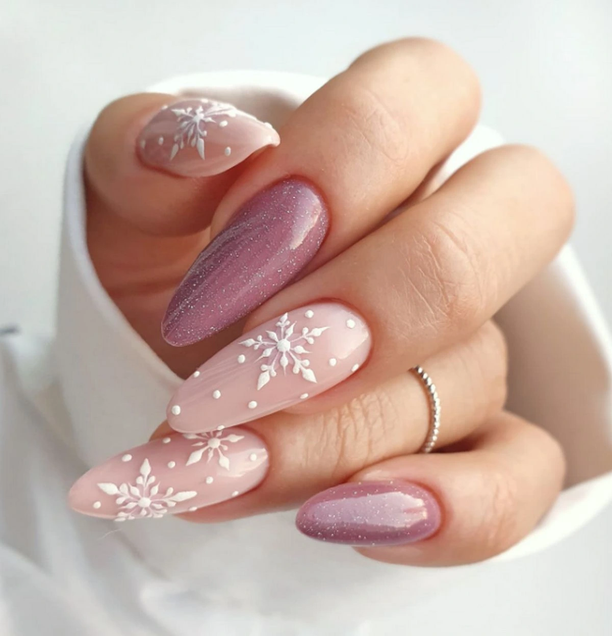 Pale Pink Almonds with White Snowflake Art Pale Pink Almonds with White Snowflake Art β Winter Pink Nails