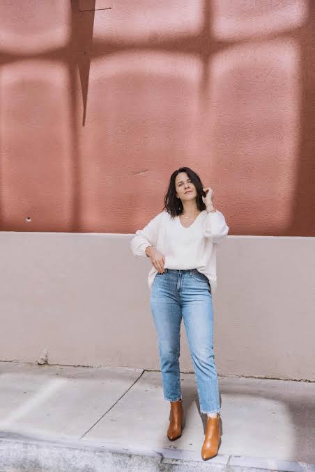 White V-Neck Sweater and Straight-Leg Jeans: Everyday Comfort White V-Neck Sweater and Straight-Leg Jeans: Everyday Comfort β Oversized Sweater Outfits