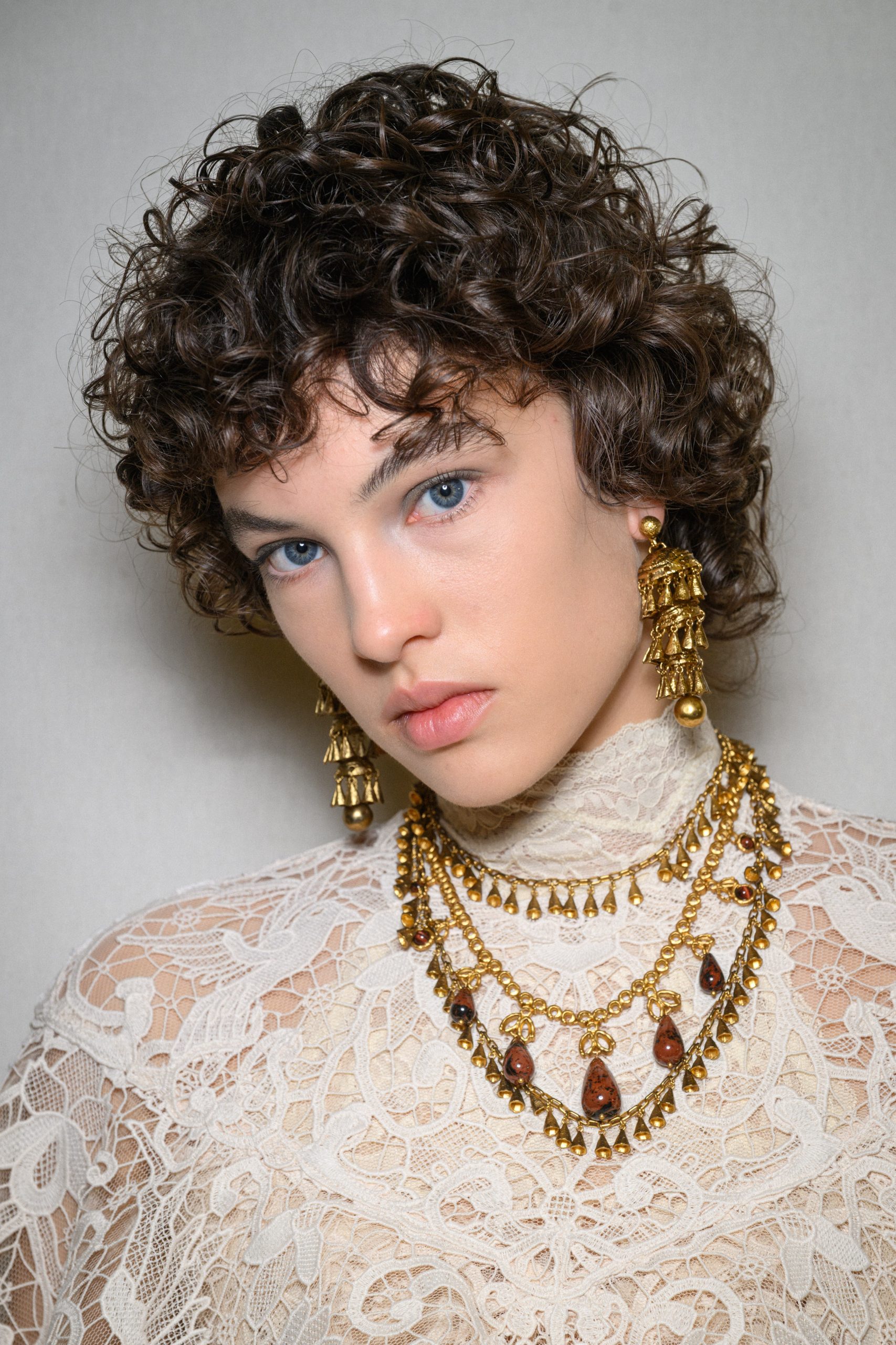 Side Parted Highlighted Collarbone Curls Side Parted Highlighted Collarbone Curls β Winter Hairstyles for Curly Hair