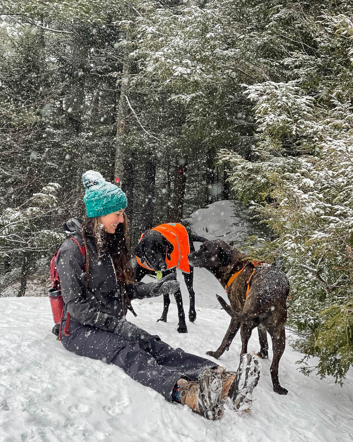 Green Puffer Jacket with Fleece Pants for Snowy Hikes Green Puffer Jacket with Fleece Pants for Snowy Hikes β Winter Hiking Outfits