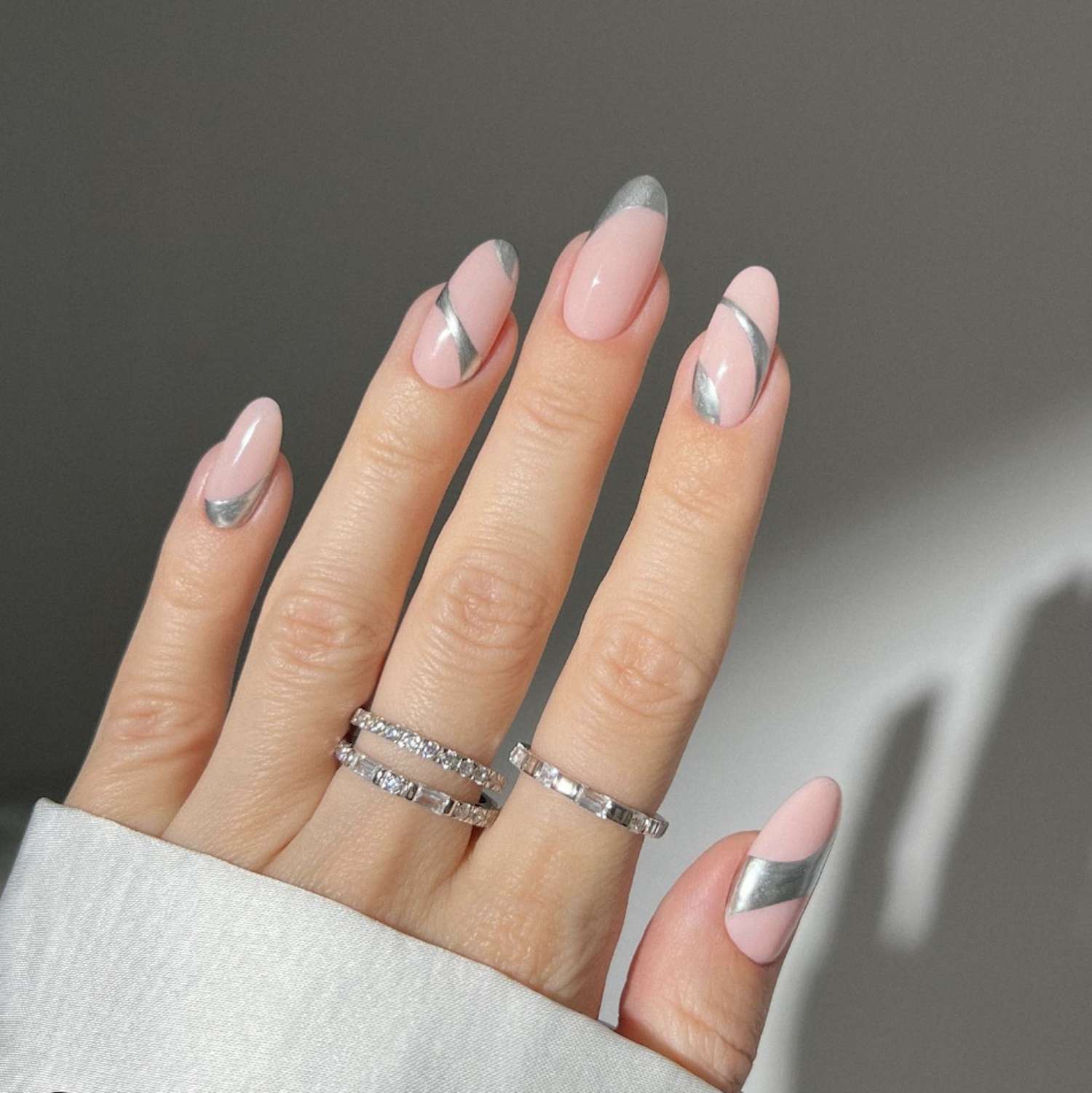 Glossy Visual Idea Glossy Visual Idea β Silver Chrome Nails