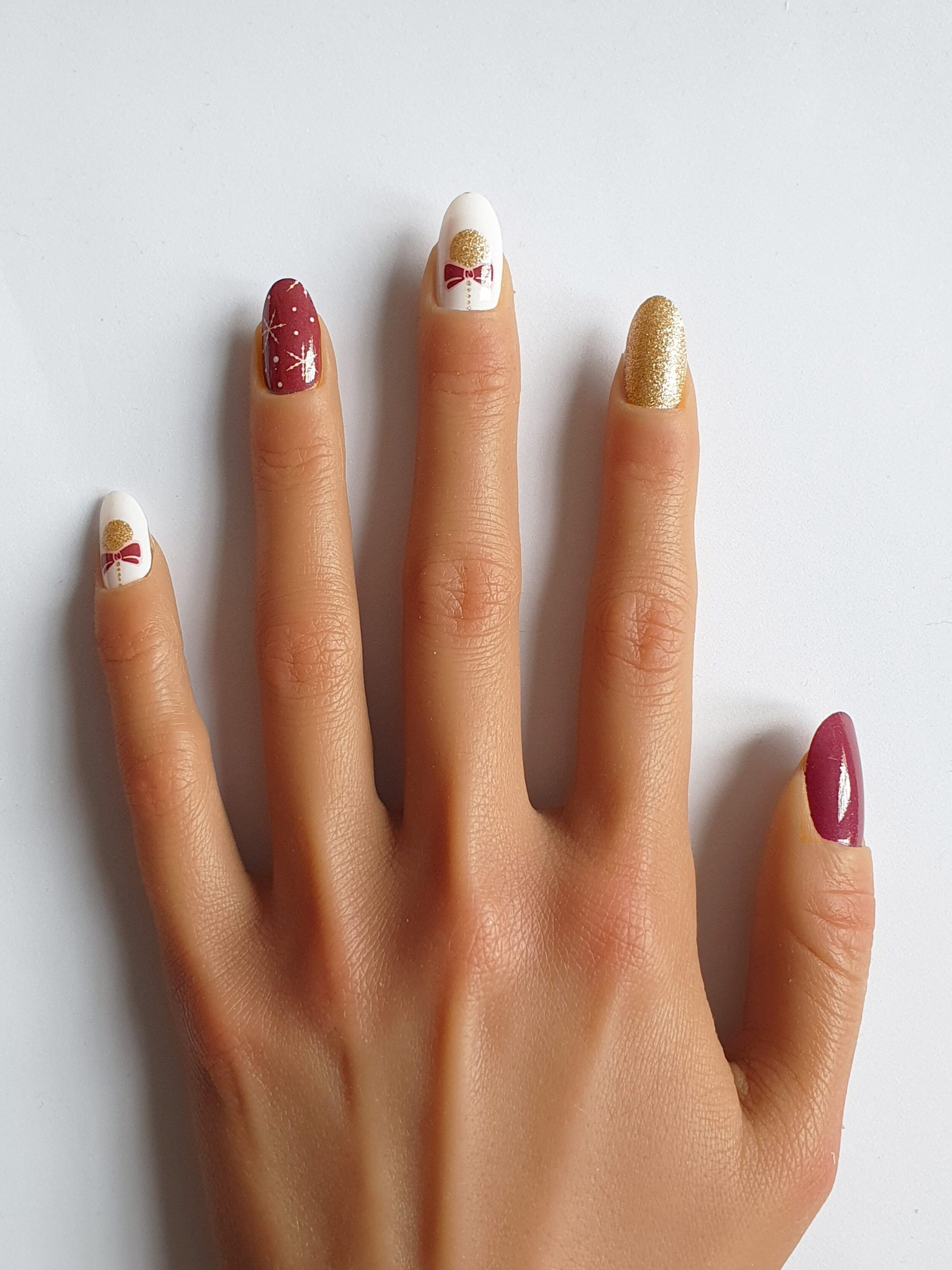 Short Oval Festive Christmas Mix Short Oval Festive Christmas Mix β Burgundy Christmas Nails 2026