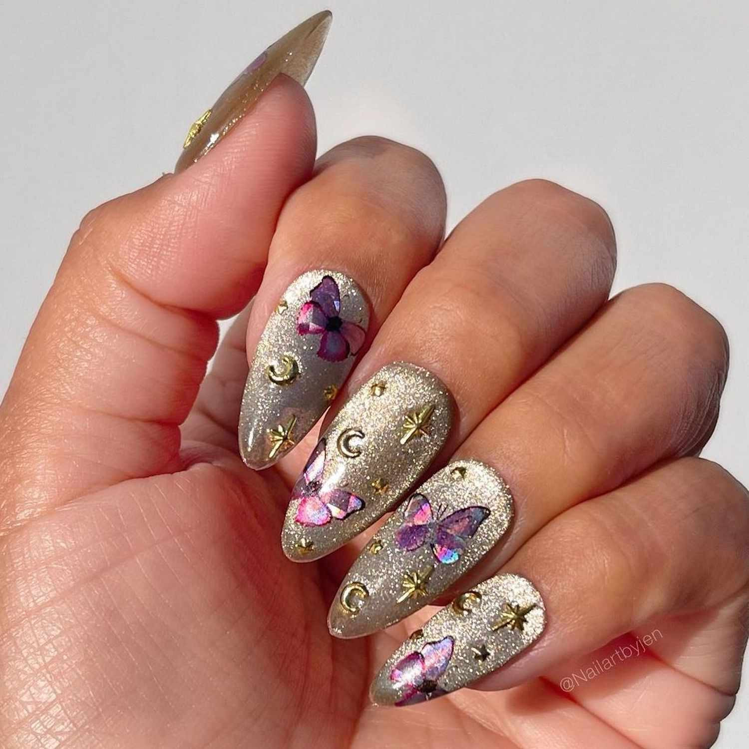 Winter Visual Idea — Winter Champagne Nails