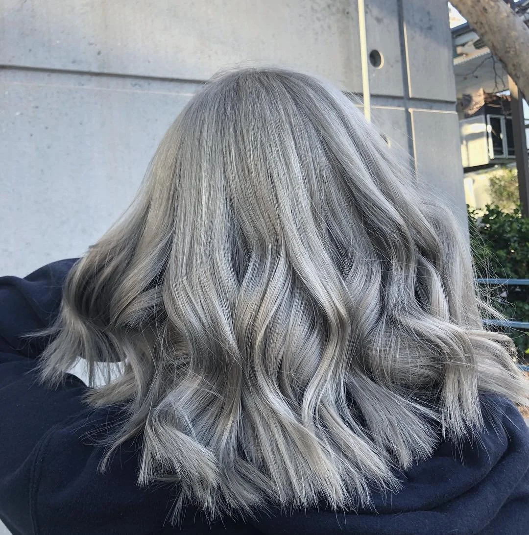 Mid-Back Visual Idea Mid-Back Visual Idea β Winter Hairstyles for Gray Hair