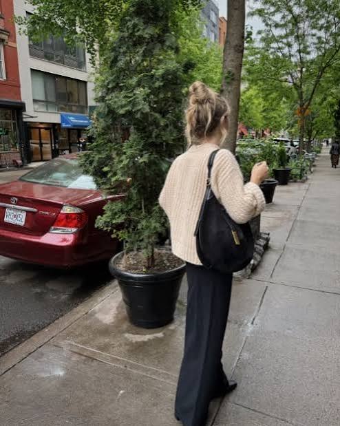 Beige Oversized Sweater and Wide-Leg Black Pants: Minimalist Chic Beige Oversized Sweater and Wide-Leg Black Pants: Minimalist Chic β Oversized Sweater Outfits