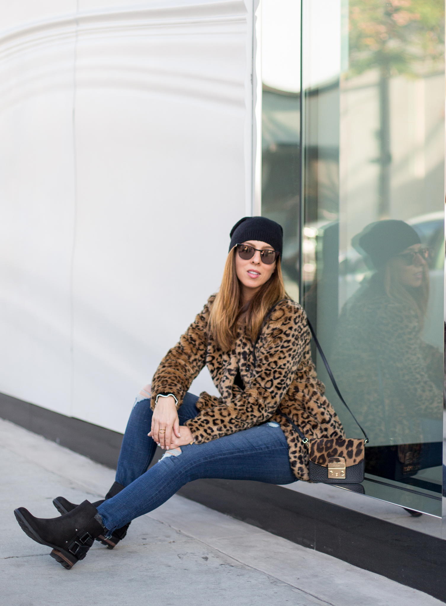 Casual Fall Leopard Print Faux Fur Coat With Black Top And Ripped Denim Casual Fall Leopard Print Faux Fur Coat With Black Top And Ripped Denim β Leopard Coat Outfits