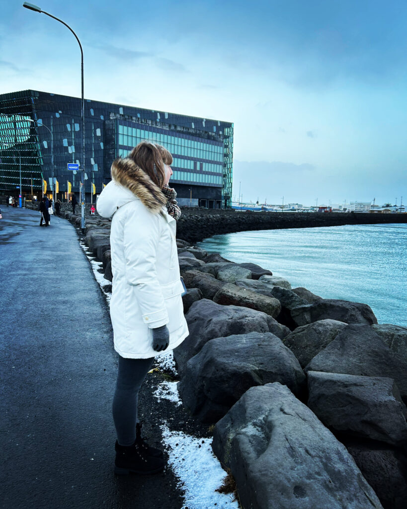 White Hooded Parka With Fur Trim And Grey Leggings For City Exploration White Hooded Parka With Fur Trim And Grey Leggings For City Exploration β Iceland Winter Outfits