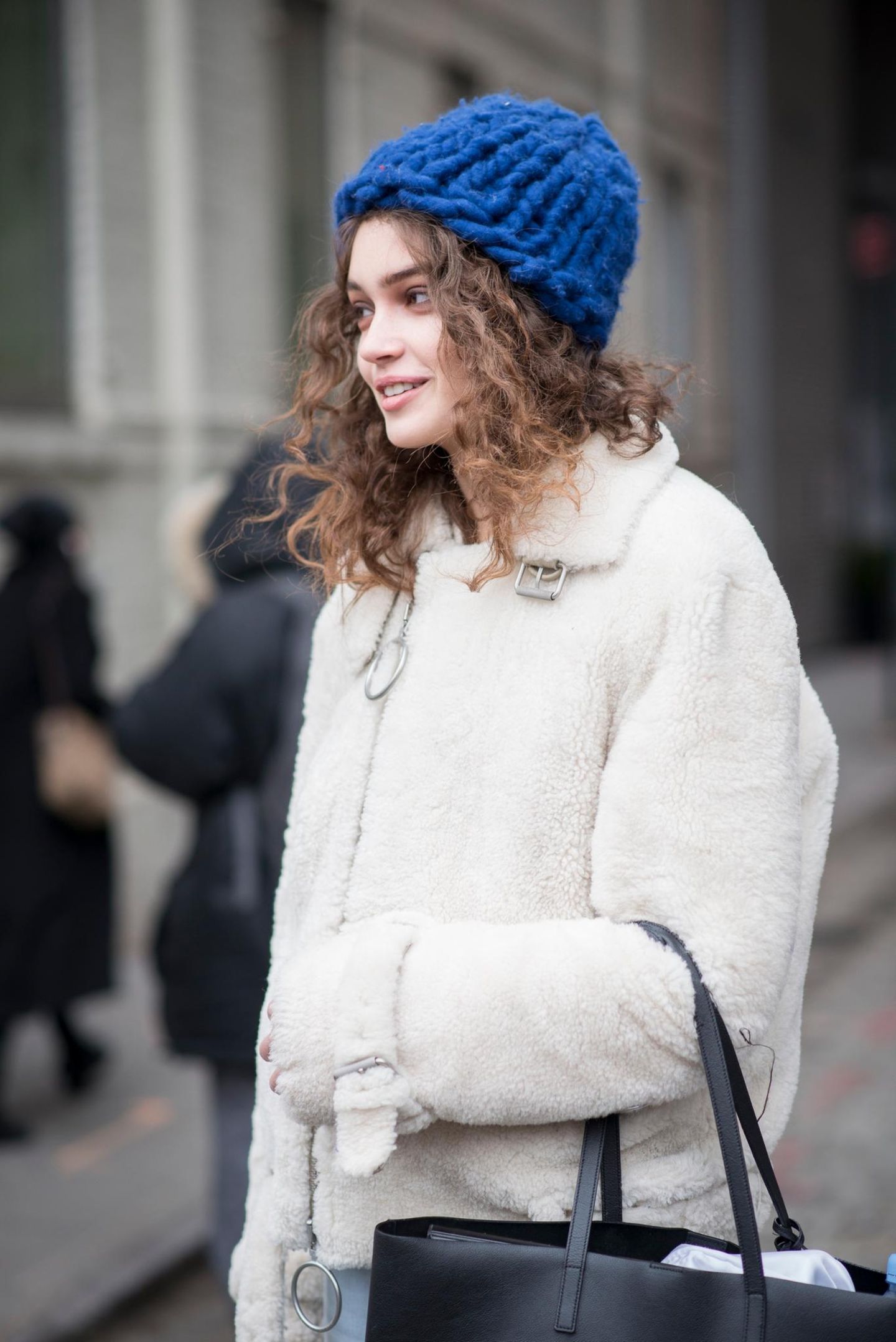 Collarbone Curls Under Winter Hat Collarbone Curls Under Winter Hat β Winter Hairstyles for Curly Hair