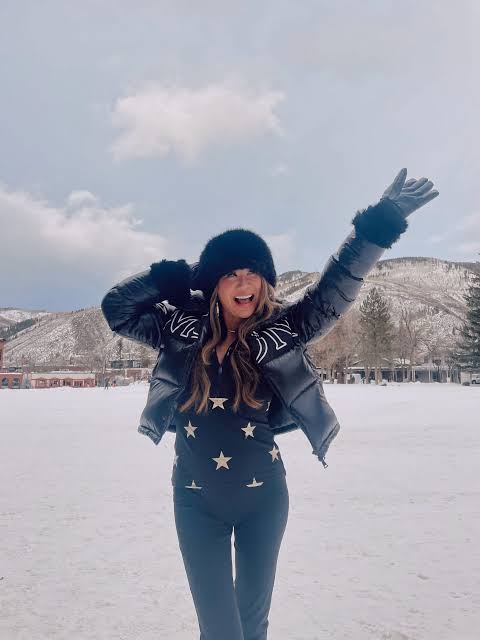 Star Print Top Under Puffer Jacket for a Playful Apres Ski Vibe Star Print Top Under Puffer Jacket for a Playful Apres Ski Vibe β Apres Ski Outfits