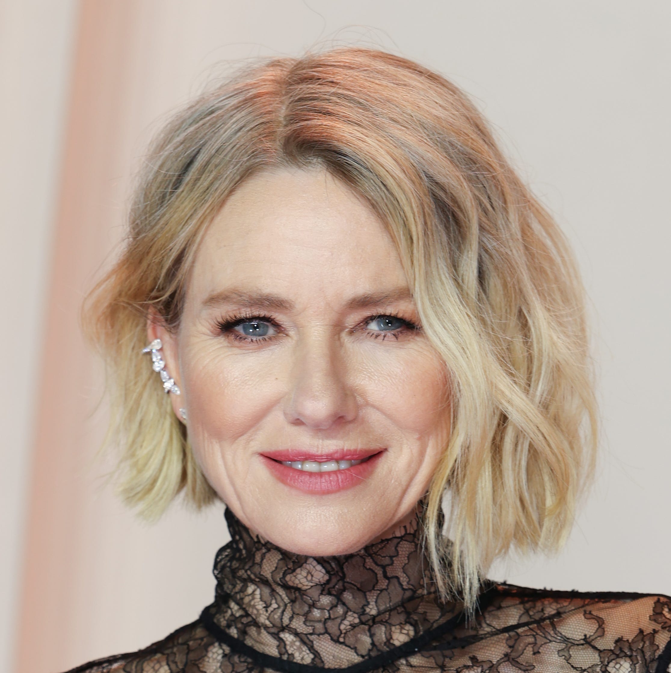 Wavy Platinum Blonde Bob — Short Winter Haircuts