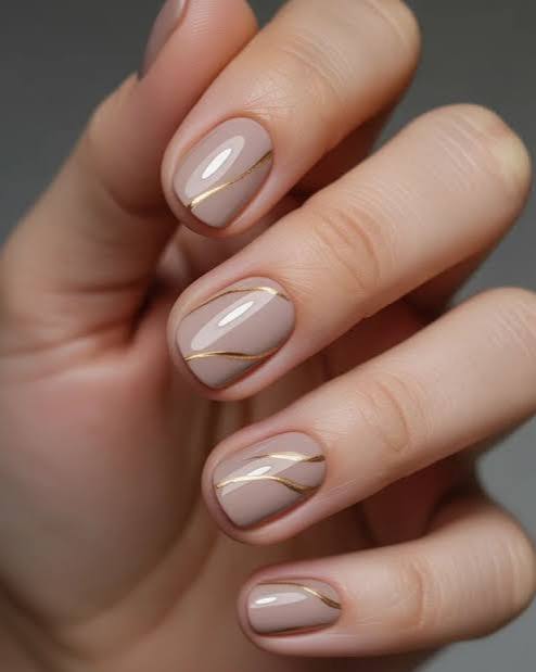Neutral Beige with Delicate Gold Lines Neutral Beige with Delicate Gold Lines β Classy Short Winter Nails
