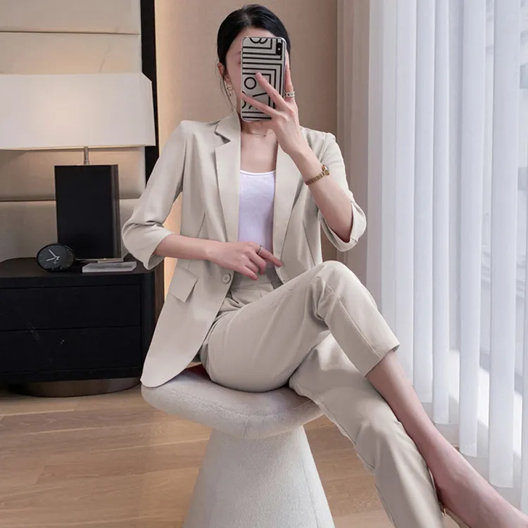 Beige Tailored Suit with Cropped Trousers and Camisole Beige Tailored Suit with Cropped Trousers and Camisole β Winter Work Outfits