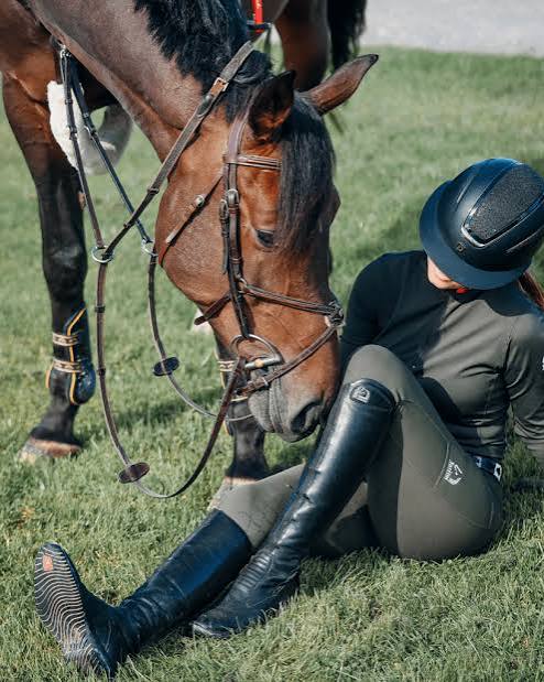 Classic Equestrian: Fitted Top and Riding Pants with Black Boots Classic Equestrian: Fitted Top and Riding Pants with Black Boots β Riding Boots Outfits
