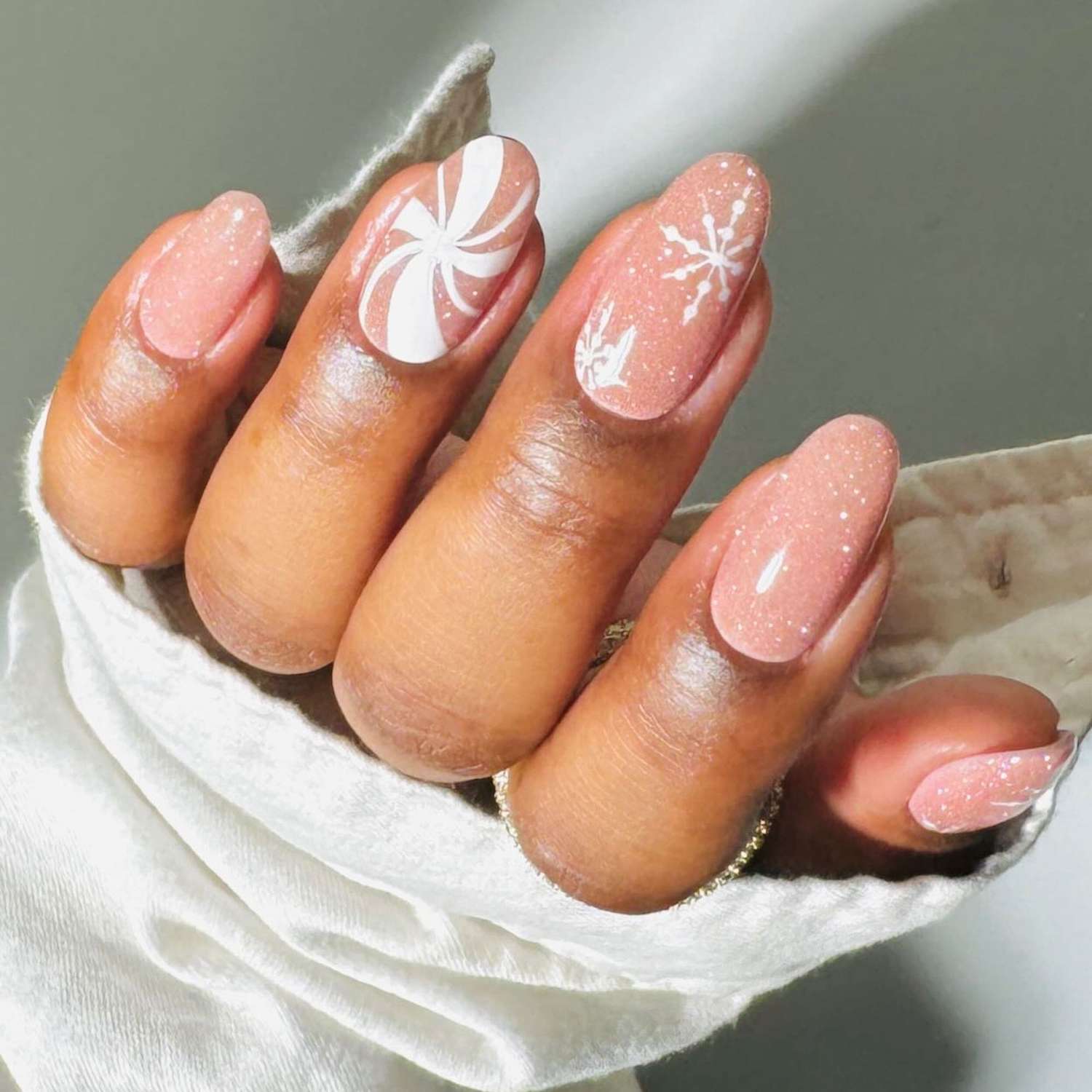 Glittery Glossy Visual Idea Glittery Glossy Visual Idea β Winter Almond Nails