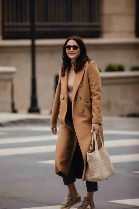 Camel Coat Layered Over Turtleneck with Sneakers for a Casual Brunch Camel Coat Layered Over Turtleneck with Sneakers for a Casual Brunch β Winter Brunch Outfits