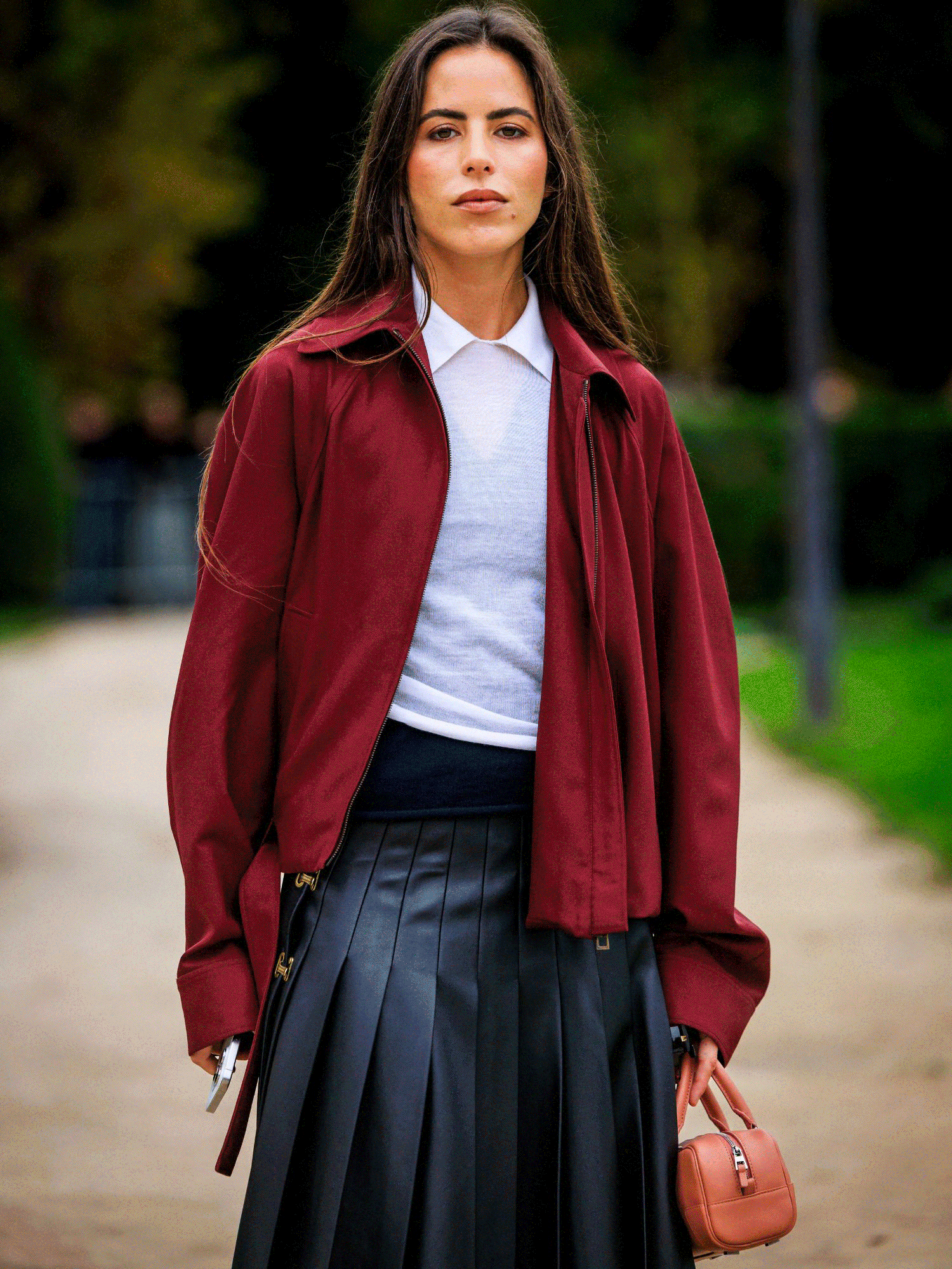 Burgundy Jacket with V-Neck Sweater and Pleated Skirt Burgundy Jacket with V-Neck Sweater and Pleated Skirt β Preppy Winter Outfits