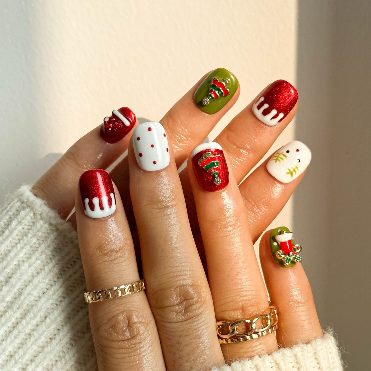 Festive Christmas Theme Short Round Nails — Short Winter Nails